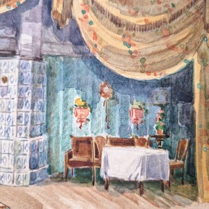 Puede incluir: Una pintura de acuarela que representa el interior de un comedor con una estufa de azulejos, una mesa puesta con un mantel blanco y dos sillas. Las paredes est&aacute;n pintadas de azul claro y hay dos macetas colgantes.
