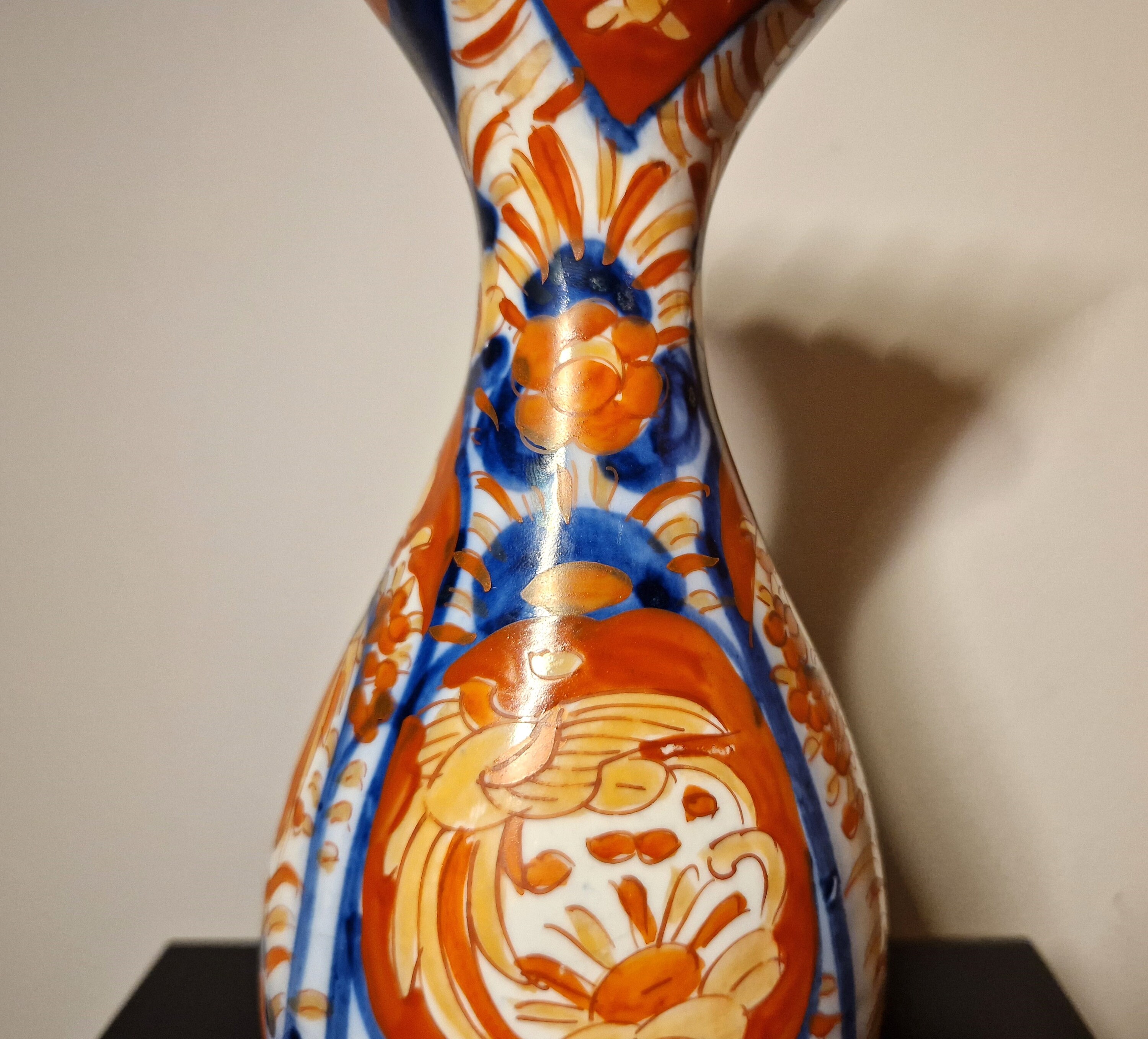 日本のアンティーク伊万里焼花瓶、明治時代の有田焼、手描きの花柄、縁