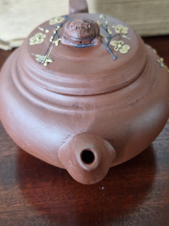 宜興土急須：中国アンティーク茶器、梅と蛙のデザインティーポット