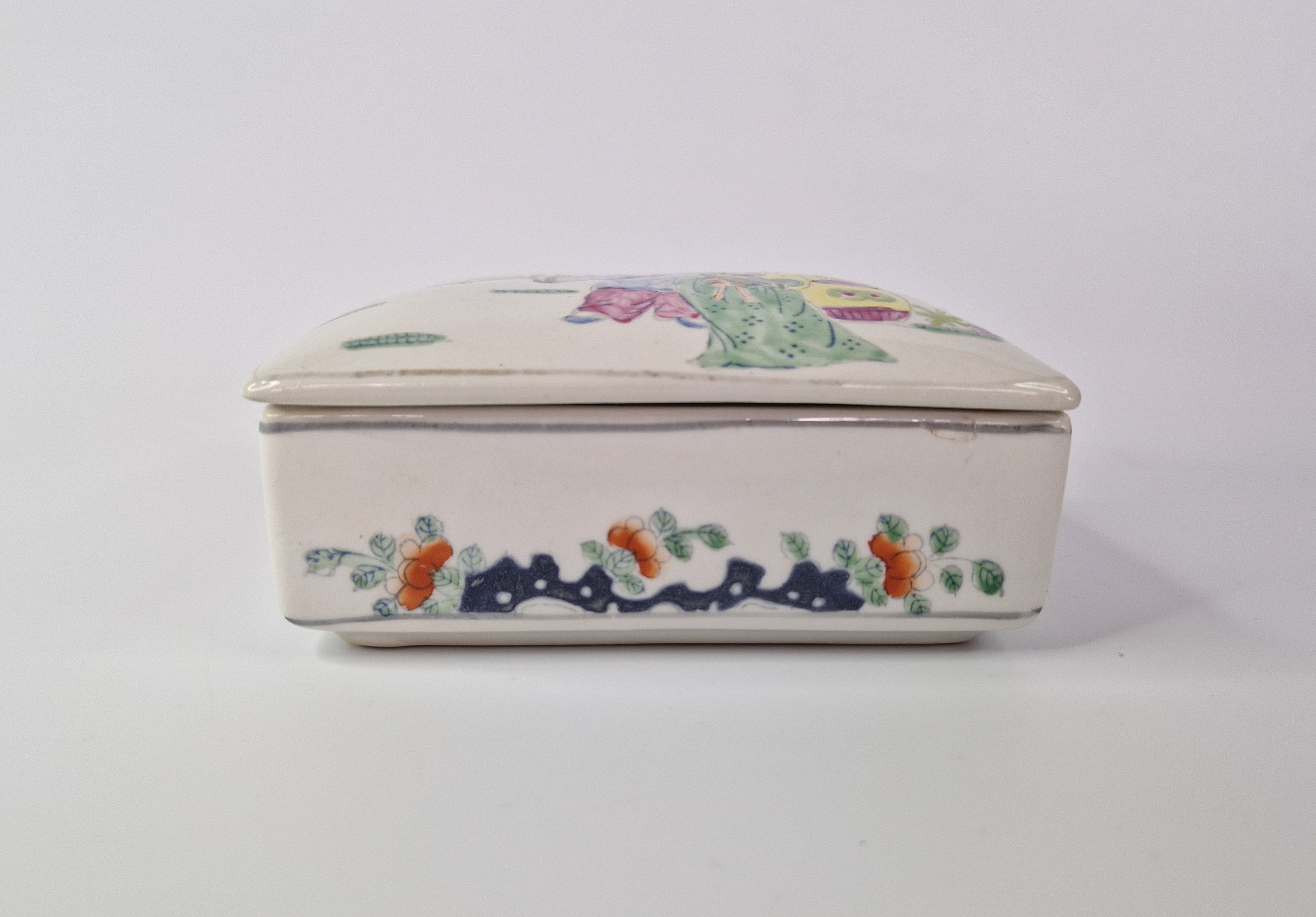 Vintage Famille Rose Porcelain Box: Hand-Painted Chinoiserie Decor, image size:3000x2091