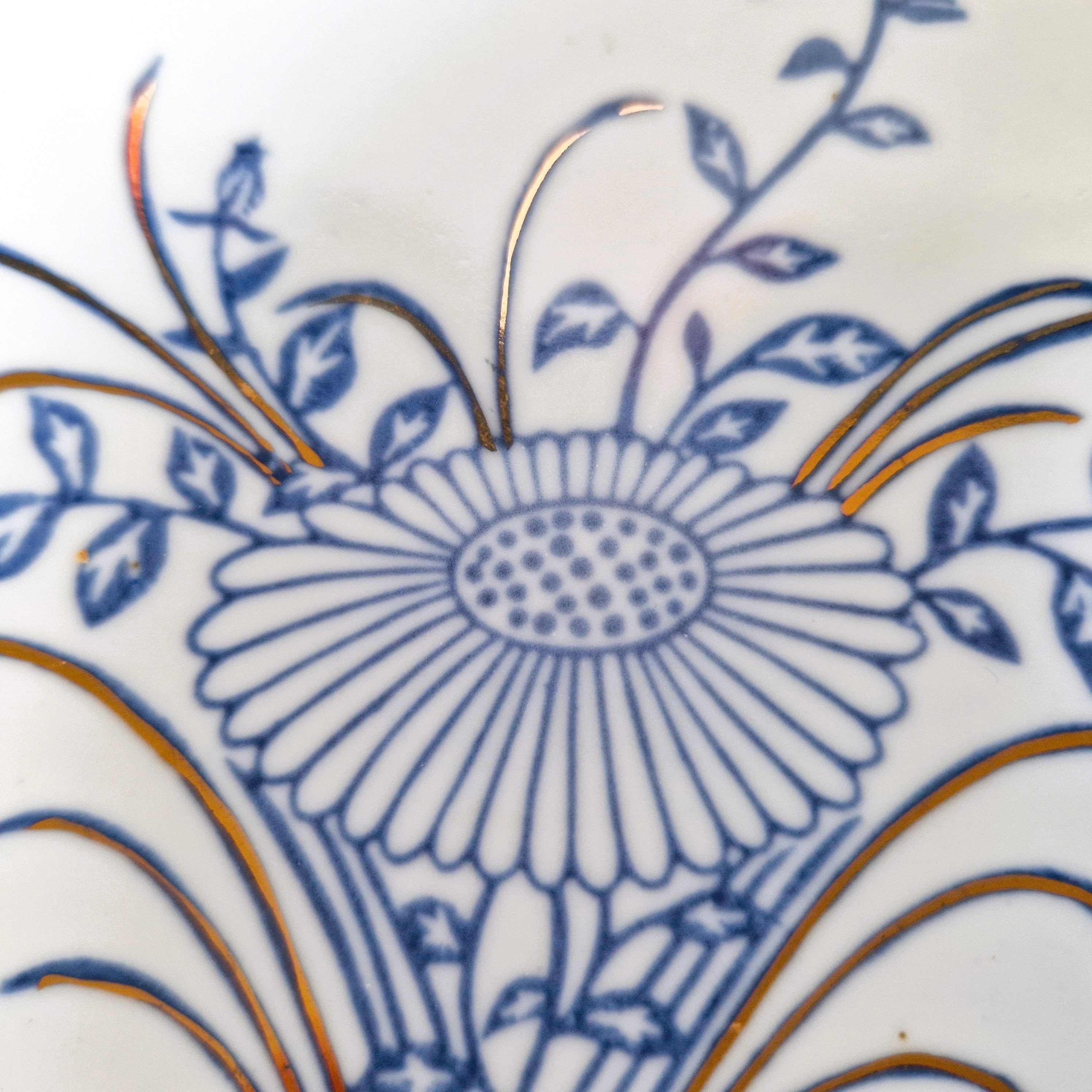 ヴィンテージ中国製米粒磁器皿：牡丹の花柄シノワズリー、金縁中国