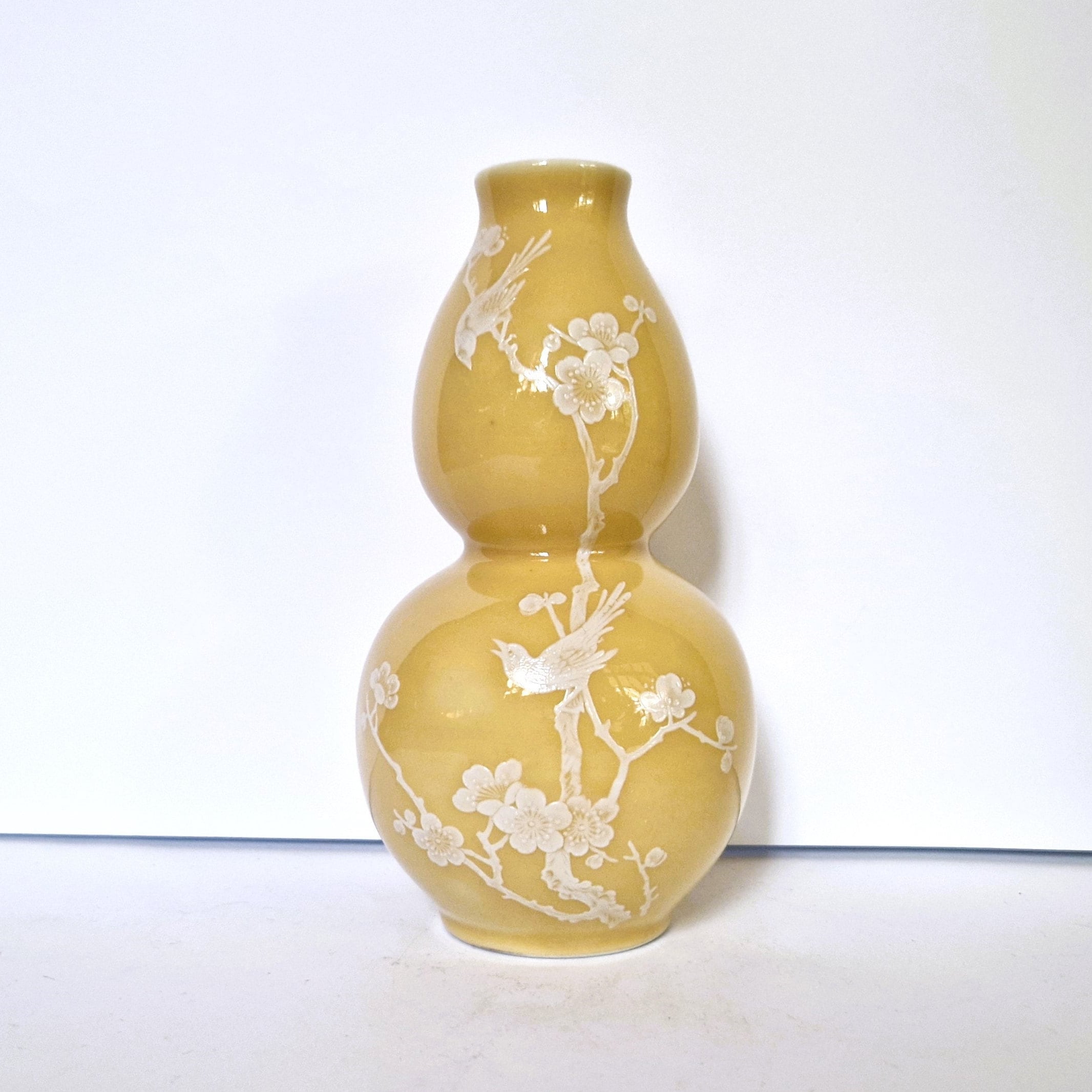 景徳鎮花瓶　中国美術　陶磁器　瓢箪型花瓶　美品　レトロ ヴィンテージ景徳鎮の二重瓢箪花瓶：黄釉磁器、鳥と梅 - Etsy 日本