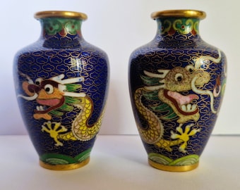 Vintage chinesische Cloisonne Vasen: Gelbes Drachenmotiv, blaue Emaille (Paar)