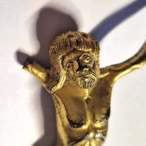 アンティークのイエス・キリストの彫刻、ドイツ、ロマネスク様式、金銅の聖体像、十字架刑カトリック、十字架にかけられたアンティークのキリスト教美術