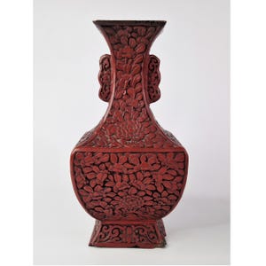 Antike Zinnober-Lackvase: Qing Dynastie Chinesisches Dekor