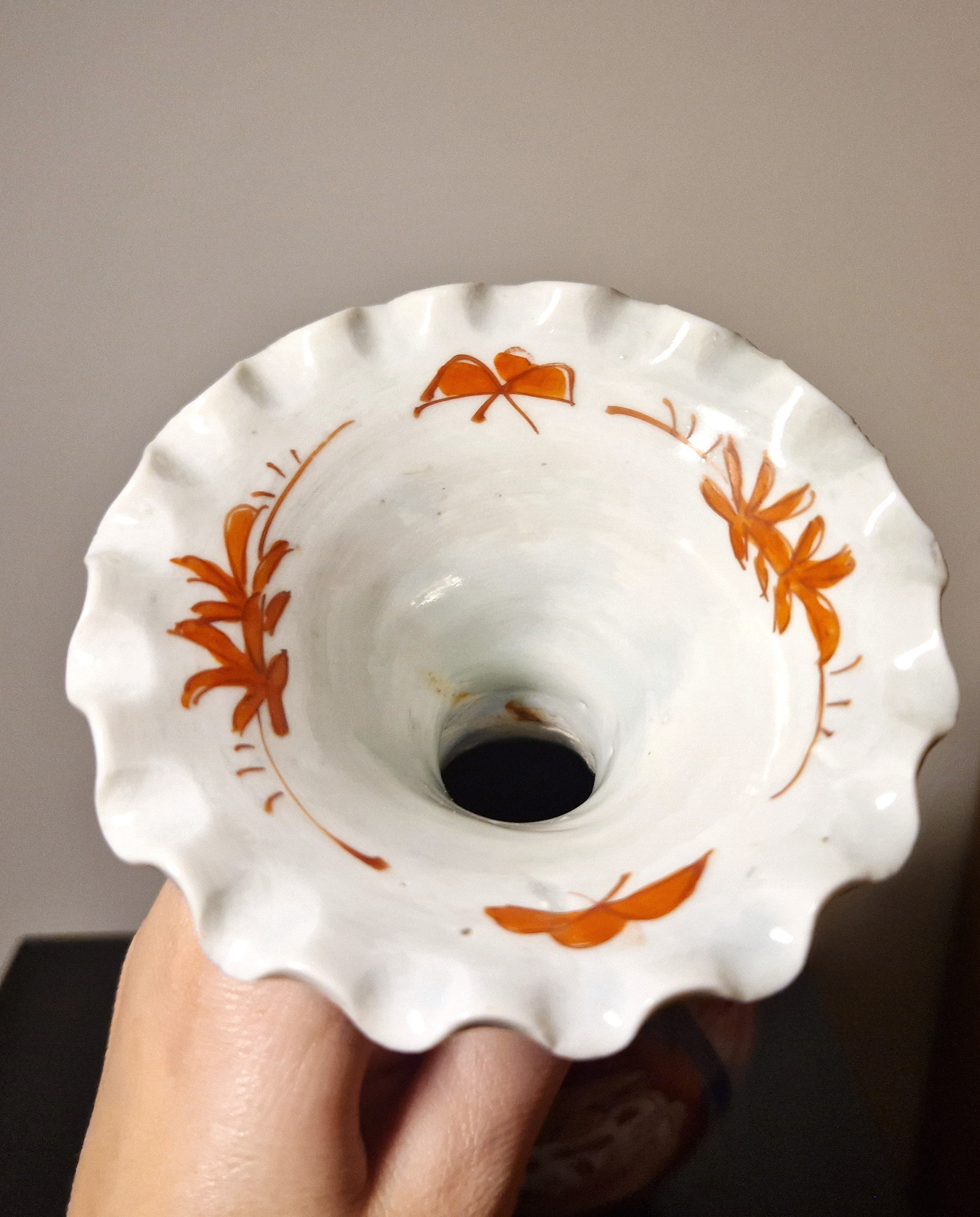 日本のアンティーク伊万里焼花瓶、明治時代の有田焼、手描きの花柄、縁