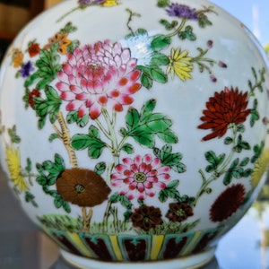 Chinese porcelain vase famille rose decorated with flowers, Hand painted floral design vase, Chinoiserie vase, Jingdezhen China 29cm/11,4&quot;