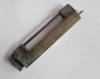 Candado antiguo chino de latón con llave, cerradura para armario con grabado floral, herrajes tradicionales para muebles, cerradura decorativa pesada.