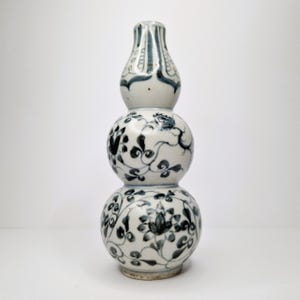 Chinese porcelain vase, Blue and white porcelain Ming style, Vintage chinese porcelain,  Double gourd small vase with floral birds design