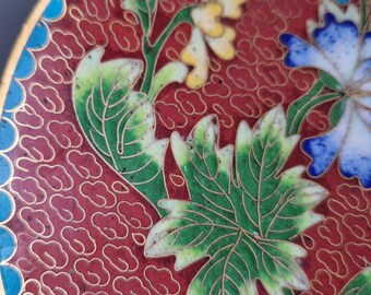 ヴィンテージ中国七宝焼き皿：赤いエナメルの花と鳥、シノワズリー装飾