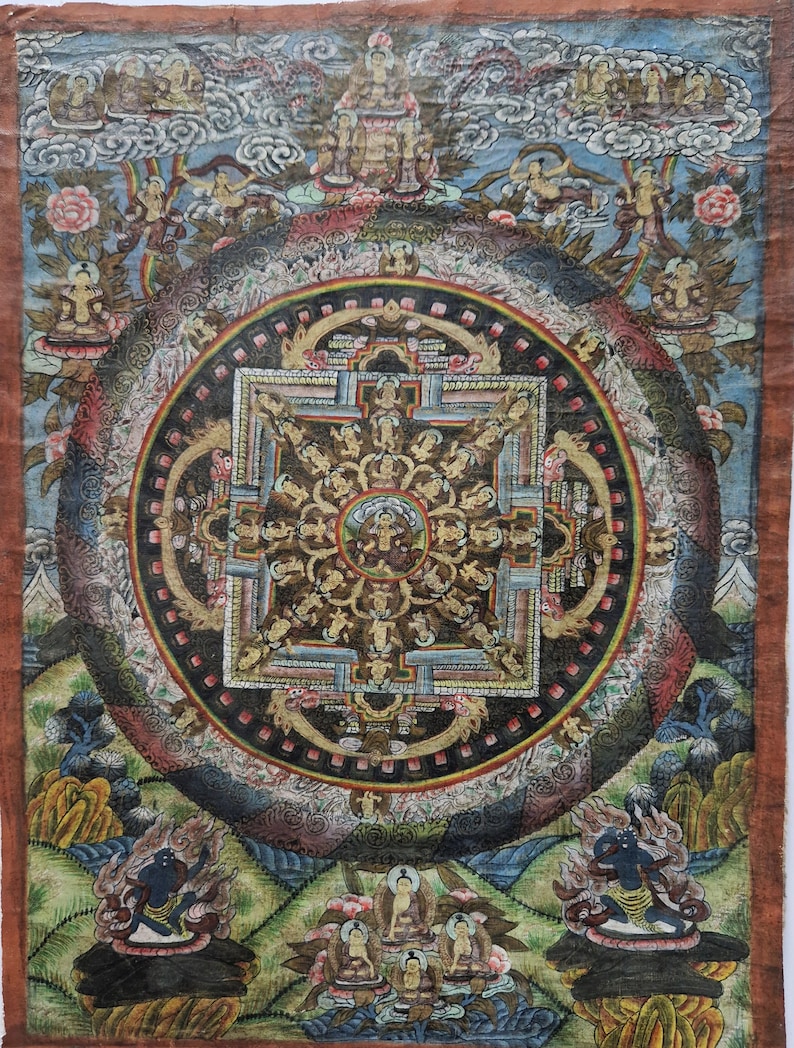 Pu&ograve; includere: Un dipinto di mandala colorato su tela che rappresenta un disegno circolare con pi&ugrave; figure e dettagli intricati. Il mandala &egrave; circondato da un bordo di fiori e foglie, e lo sfondo &egrave; un cielo blu con nuvole.