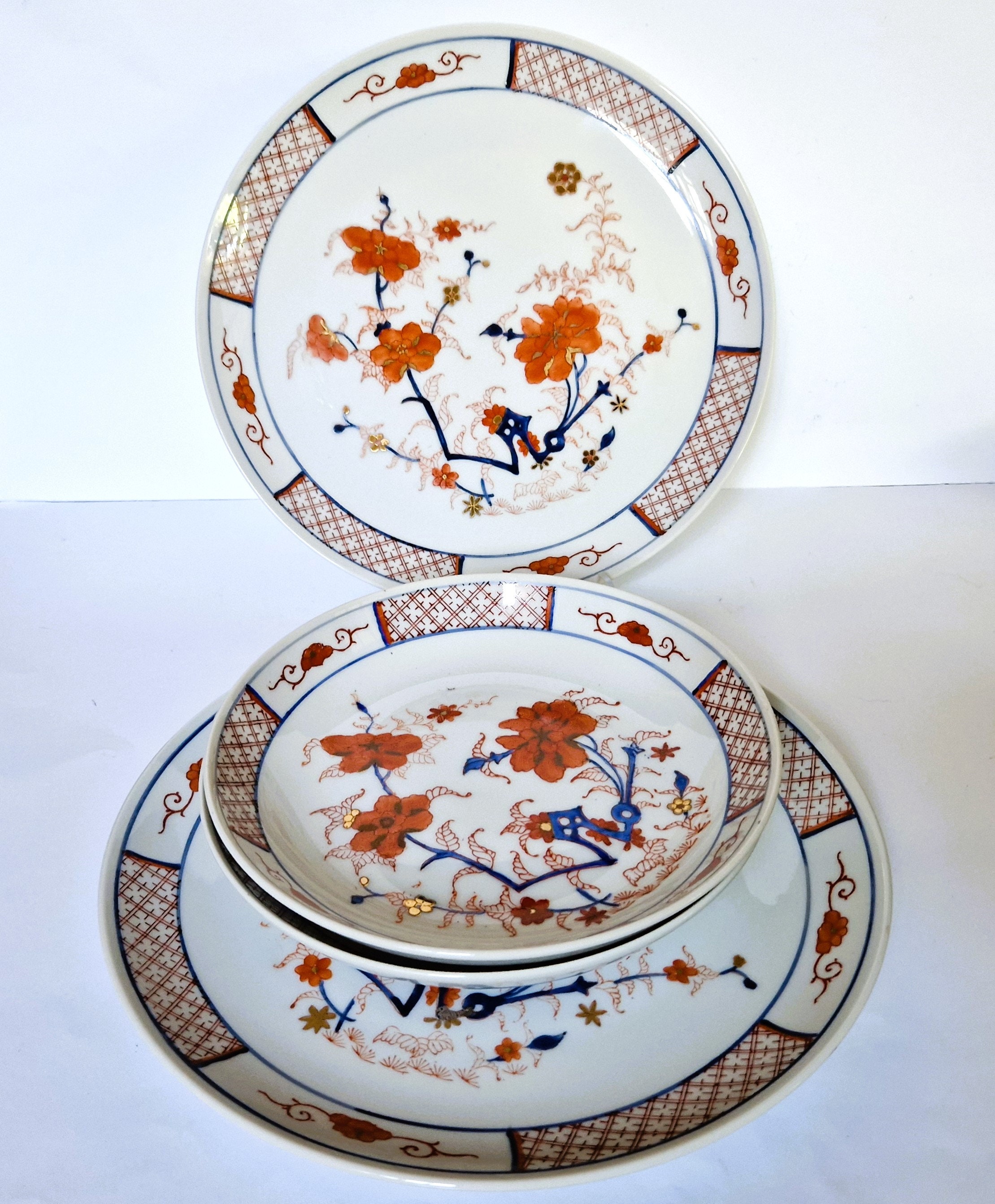 手描き伊万里焼中国磁器皿：赤、コバルト、金の花模様 4枚セット