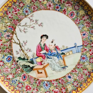 Chinesischer Porzellanteller mit Gartenszene, Antike chinesische Republik / PRC Hochwertige handbemalte Platte, Chinoiserie-Dekor mit Lady Child