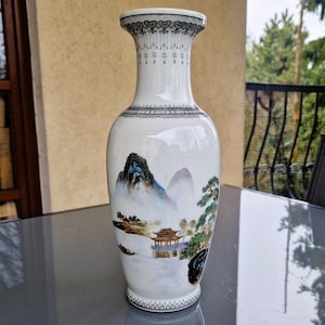 Chinoiserie Famille Rose Porzellan Vase: Vintage Chinesische Landschaftskunst