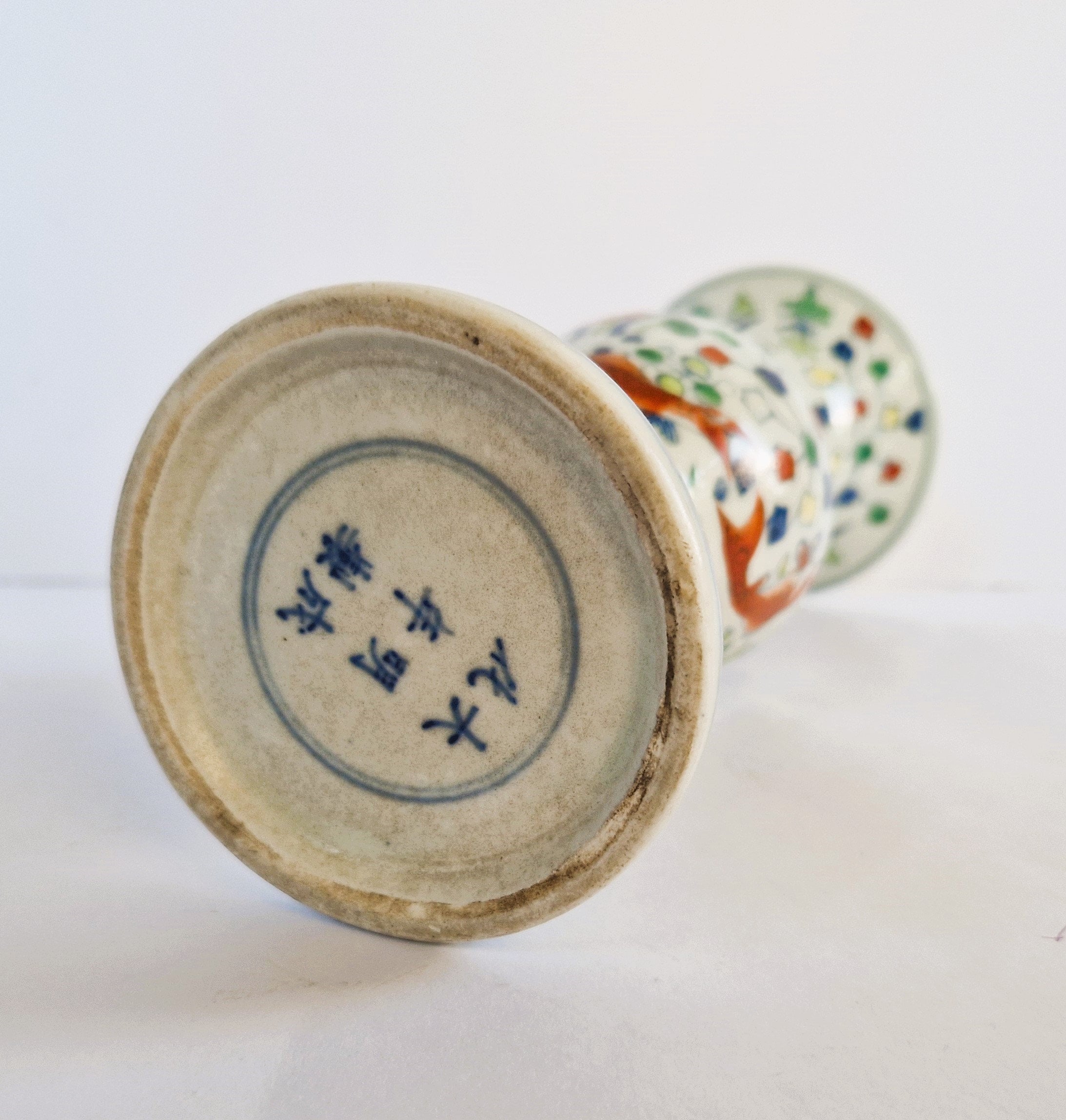 中国骨董　アンティーク　五彩　蝶々　宝文様　五寸皿　双魚印　中国　清朝　康熙五彩 中国骨董 アンティーク 五彩 蝶々 宝文様 五寸皿 双魚印 中国 清朝 康熙