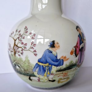 Vintage Famille Rose Porzellan Vase: Chinesische Chinoiserie Kunst, 1950er Jahre