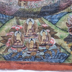 Pu&ograve; includere: Un dipinto colorato che raffigura quattro figure sedute con aureole, circondate da fiori e foglie. Le figure sono dipinte in uno stile tradizionale con dettagli intricati e colori vivaci.