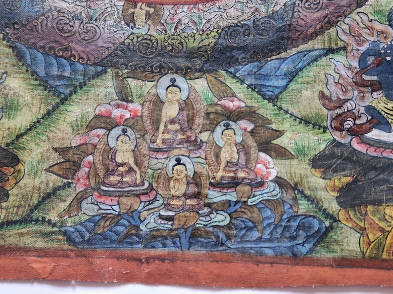 Pu&ograve; includere: Un dipinto colorato che raffigura quattro figure sedute con aureole, circondate da fiori e foglie. Le figure sono dipinte in uno stile tradizionale con dettagli intricati e colori vivaci.