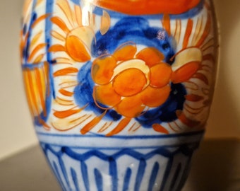 日本のアンティーク伊万里焼花瓶、明治時代の有田焼、手描きの花柄、縁
