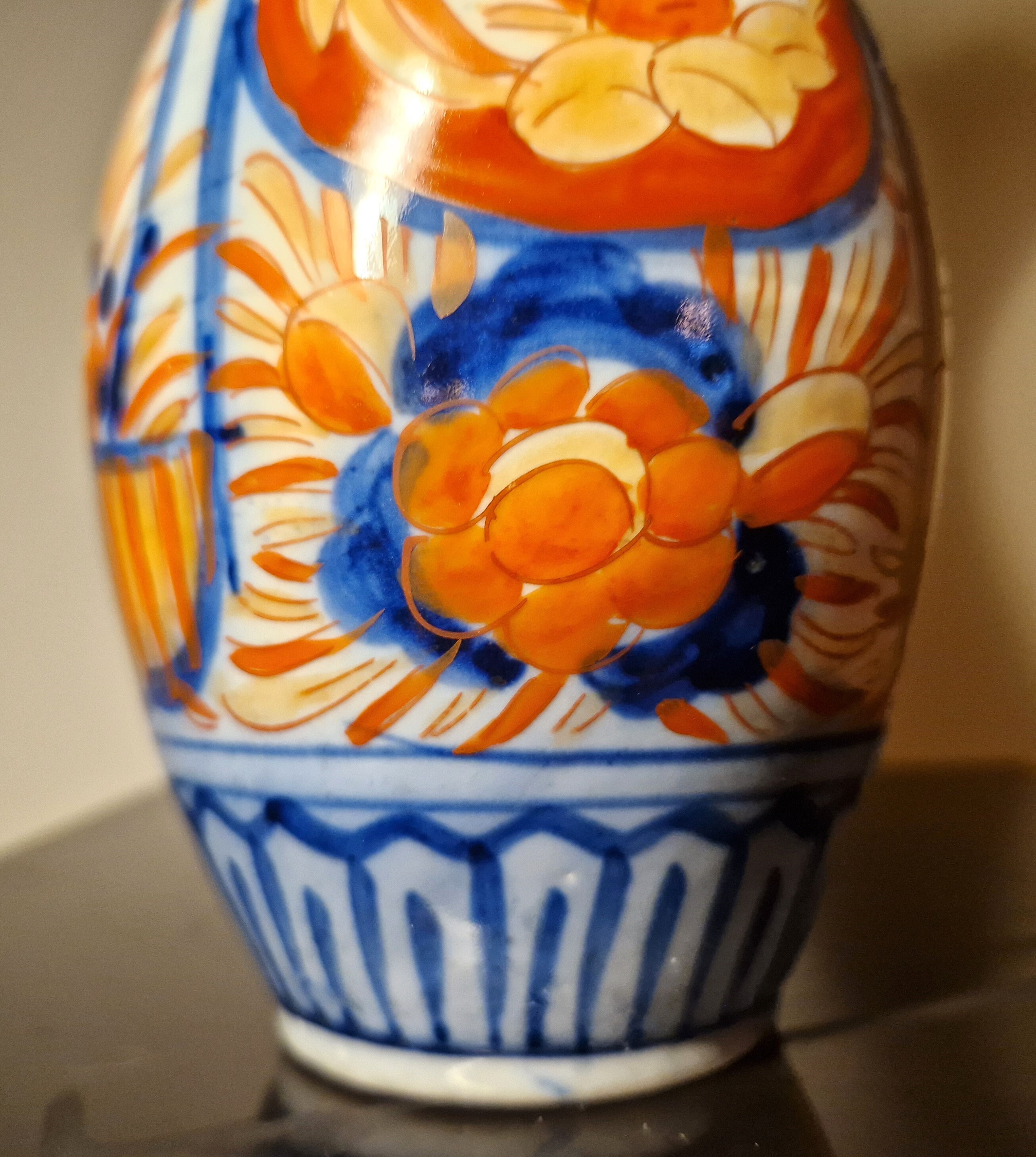 日本のアンティーク伊万里焼花瓶、明治時代の有田焼、手描きの花柄、縁
