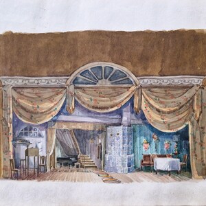 Puede incluir: Pintura acuarela de un decorado de escenario para una obra de teatro. El decorado representa una habitaci&oacute;n con una chimenea, un piano y una mesa con sillas. Las paredes est&aacute;n pintadas de color azul claro y las cortinas son de color marr&oacute;n claro con motivos florales.