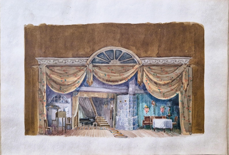 Puede incluir: Pintura acuarela de un decorado de escenario para una obra de teatro. El decorado representa una habitaci&oacute;n con una chimenea, un piano y una mesa con sillas. Las paredes est&aacute;n pintadas de color azul claro y las cortinas son de color marr&oacute;n claro con motivos florales.