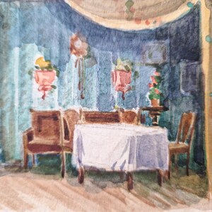 Puede incluir: Una pintura de acuarela que representa el interior de un comedor con una mesa puesta para una comida. La habitaci&oacute;n tiene paredes azules y un techo blanco. Hay dos sillas a cada lado de la mesa y una mesa peque&ntilde;a con una planta en el fondo.