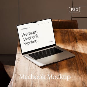 Könnte beinhalten: Ein silbernes Macbook-Laptop mit schwarzer Tastatur liegt auf einem Holztisch. Der Bildschirm zeigt "Premium Macbook Mockup" in einer modernen Schriftart. Das Wort "Casablanca" steht oben auf dem Bildschirm. Die Worte "Macbook Mockup" stehen unten.