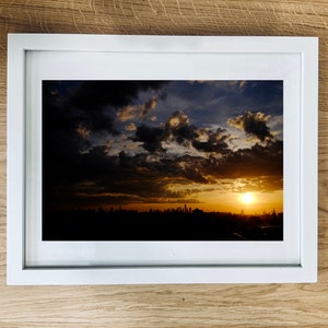 New York City Skyline Weitwinkel Goldene Stunde Wolken Sonnenuntergang Foto (digitaler Download)