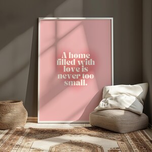 Könnte beinhalten: Ein rosa gerahmtes Poster mit weißem Hintergrund und dem Text "A home filled with love is never too small."