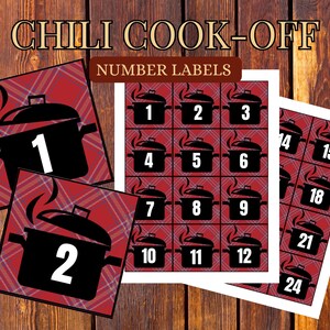 Puede incluir: Un conjunto de 24 etiquetas de números para un concurso de chili, de color rojo y negro a cuadros. Las etiquetas presentan una silueta negra de una olla con vapor saliendo de la tapa. Cada etiqueta tiene un número blanco del 1 al 24.