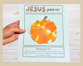Puede incluir: Una manualidad de papel hecha a mano con una calabaza hecha de trozos de papel rasgados de color naranja y amarillo. El texto "JESUS picked me!" está en la parte superior, con un versículo bíblico debajo. La obra de arte está sostenida por una mano.