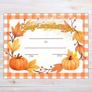 以下が含まれることがあります： オレンジと白のギンガムチェックのボーダーが付いた、秋をテーマにした証明書です。「Congratulations」の文字が金色の筆記体で書かれ、カボチャと秋の葉が描かれています。「For」、「Sign」、「Date」の行があります。