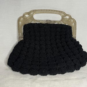 Bolso de mano vintage de crochet negro estilo art déco con asa acrílica de pavo real