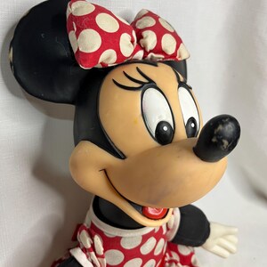 Peut inclure: Poup&eacute;e vintage de Minnie Mouse avec une t&ecirc;te et des oreilles noires, un visage bronz&eacute; et un n&oelig;ud et une robe &agrave; pois rouges et blancs. La poup&eacute;e a des gants blancs et un nez noir. Un personnage classique de Disney.