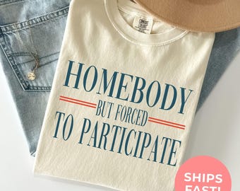 Camiseta Comfort Colors® "Homebody But Forced To Participate": Regalos divertidos para introvertidos, camiseta cómoda para quedarse en casa.