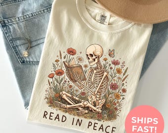 Lee en paz Comfort Colors® Camiseta: Camiseta de esqueleto con libro estilo cottagecore, camiseta divertida para amantes de la lectura, regalo para amantes de los libros