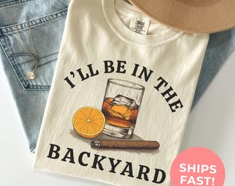 Divertida camiseta Comfort Colors® de puros y whisky, "Estaré en el patio trasero", camiseta para barbacoa en el patio trasero para hombre, regalo para amantes del whisky y los puros, regalo para el Día del Padre