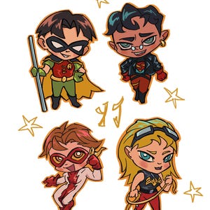 Puede incluir: Ilustración de cuatro superhéroes estilo chibi. Robin en verde y rojo, un personaje inspirado en Superman en negro y rojo, un personaje inspirado en Flash en blanco y rojo y un personaje inspirado en Wonder Woman en rojo y negro. Estrellas doradas rodean a los personajes.
