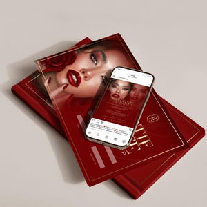 Può includere: Un libro rosso con bordi dorati e una copertina trasparente con una donna con rossetto rosso e una rosa. Uno smartphone mostra un post di formazione sul trucco. Il libro ha la parola "TRAINING".