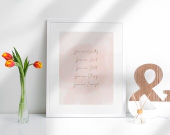 Könnte beinhalten: Ein gerahmter Druck mit einem rosa Aquarellhintergrund und dem Text "You are Worthy, You are Loved, You are Bold, You are Strong, You are Enough" in einer roségoldenen Schrift.