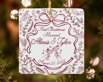 Decorazione natalizia per il primo Natale da sposati, ricordo personalizzato in ceramica per i novelli sposi, illustrazione disegnata a mano.