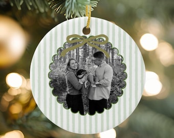 Decorazione natalizia personalizzata con foto, ricordo di Natale in ceramica personalizzato per gli sposi novelli.