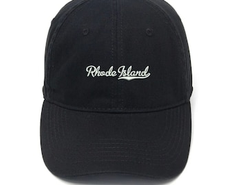 Puede incluir: Gorra de béisbol negra con texto bordado en blanco que dice "Rhode Island" en una fuente de estilo vintage.