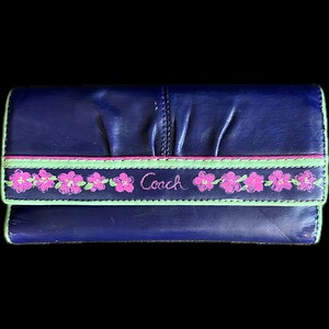 Coach Portemonnaie aus blau gestrichenem Leder mit Blumenmotiv, Handschuh gegerbtes Leder. Sauber gepflegt und ein Unikat.