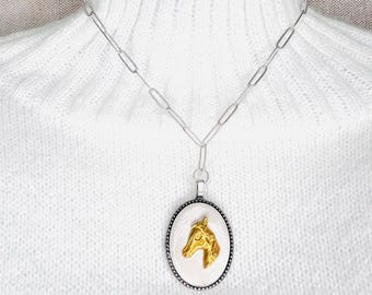 Naszyjnik z ręcznie rysowanym koniem metodą intaglio | Wisiorek jeździecki, wykonany w Kentucky