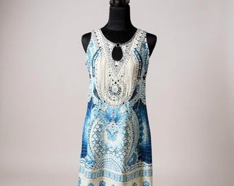 Elegancka niebiesko-biała sukienka bez rękawów