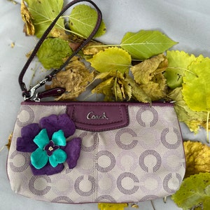Pulseira Coach com flores em camurça. Upstyled para um novo visual. 9,25 × 5,5