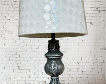 Szara lampa akcentowa w stylu vintage