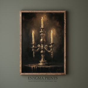 Puede incluir: Un candelabro de plata de estilo vintage con tres velas encendidas. Las velas proyectan un c&aacute;lido resplandor sobre el fondo oscuro. El candelabro est&aacute; sentado sobre una superficie oscura.